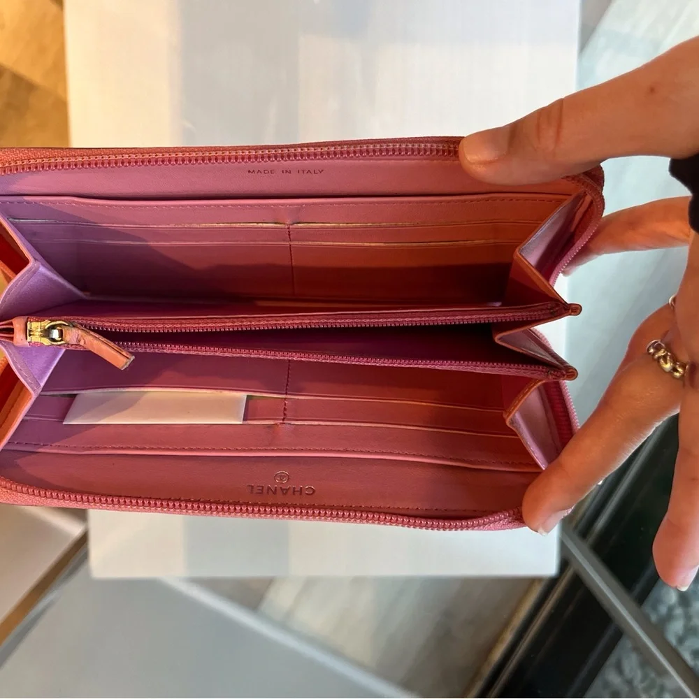 Chanel Pink Quilted Wallet with Signature CC Logo - Picture 5 of 6